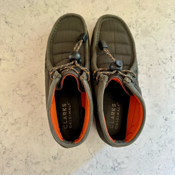 Clark’s Women’s Olive Quilted Wallabees with Orange Accents | Chukka Boots | 5.5 - Picture 8 of 9